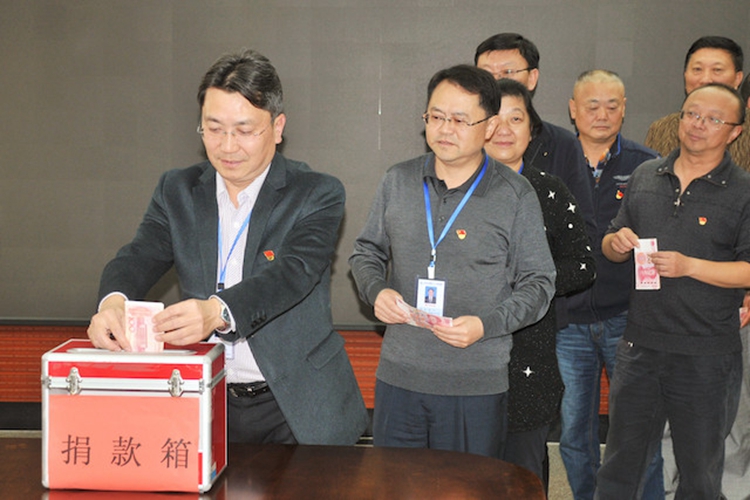 红河州第三人民医院为困难孕产妇捐款  1.58 千克宝宝长到2.13千克出院