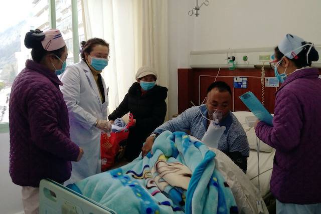 个旧卡房一建档立卡户医院过年  医生为其置办新衣
