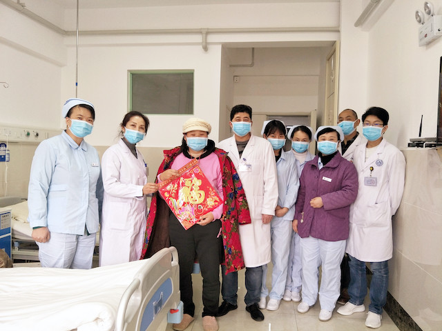 住院患者不能回家过年 医护人员就是家人