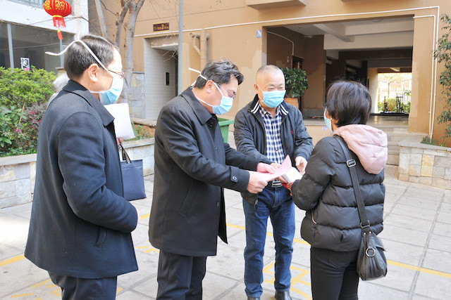 您们心里装着人民  我们心里装着您 红河州三医院党委慰问抗疫人员的家属