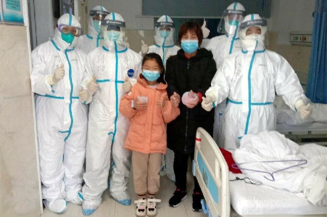 爱在两边 我们在中间：云南红河医疗队欢送嘉鱼9岁小女孩出院
