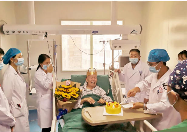 祝您生日快乐：院长和医护人员一起为88岁姚爷爷过生日！