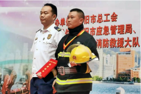 红河州三医院李云龙“亮剑” 锡都消防比武夺冠： 战士就要勇往直前
