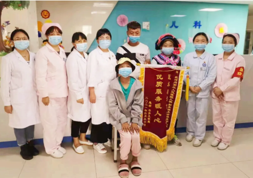 医患同心战病魔 医护解囊献爱心 13岁白血病女孩转危为安出院休养