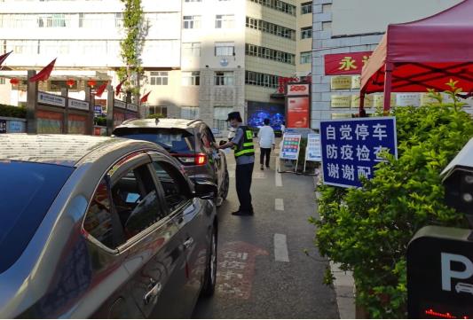 摩托哥冲卡还挥头盔砸防疫人员 现场目击者说摔他个面朝天，很帅！