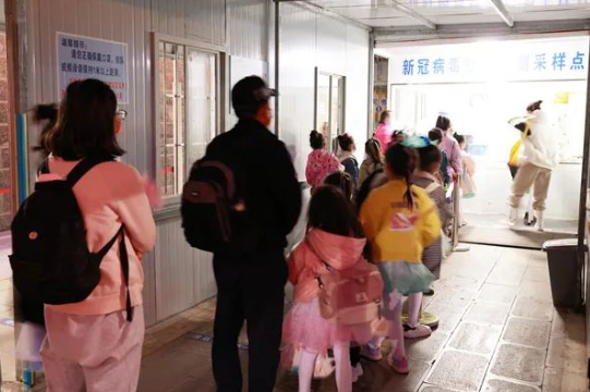 孩子们“云朵奖”大赛归来 红河州第三人民医院连夜完成核酸检测
