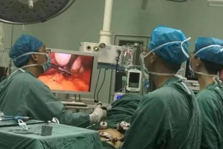红河州第三人民医院独立成功开展州内首例腹腔镜肝尾叶肿瘤切除术