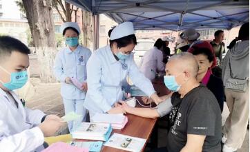 红河州第三人民医院团委参加个旧市学雷锋为民服务活动