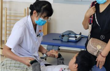 偶像张梅：挺起的不只是患者胸膛 更是新时代医务工作者的脊梁