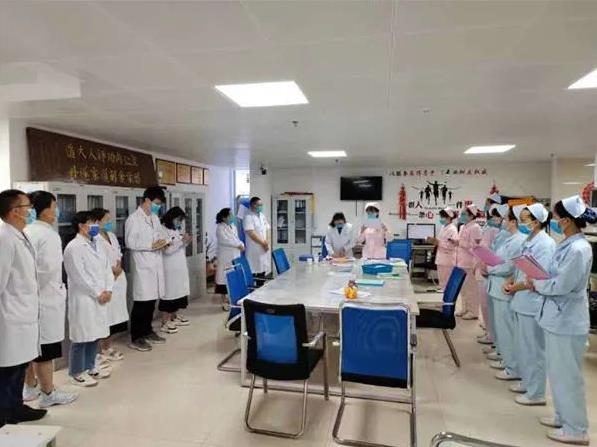 【作风卫健】马刚院长深入临床科室参加晨交班安排部署等级医院复审等工作