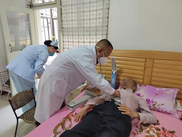 【担当卫健】红河州第三人民医院医学体检中心为离休老干部上门健康巡诊
