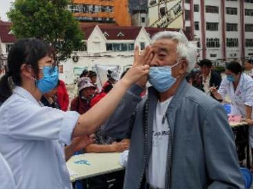 担当卫健：关注普遍的眼健康 红河州第三人民医院开展“爱眼日”专家义诊活动