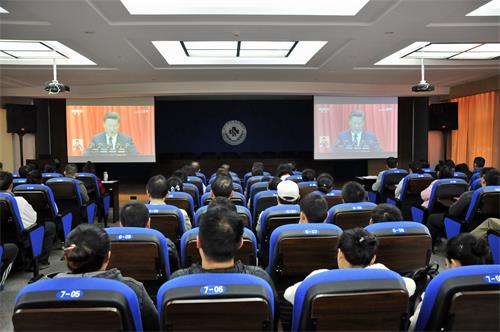 全体党员干部职工聚精会神观看开幕会.jpg