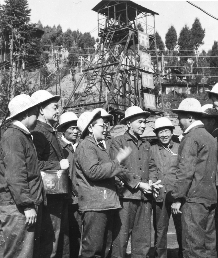 1975年3月李冰黄国俊等专家组来到个旧深入矿山调查了解云锡矿工肺癌发病情况.jpg