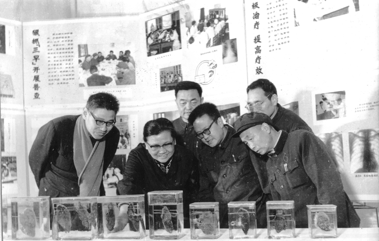1980年，中科院肿瘤医院党委书记李冰到医院指导工作.jpg