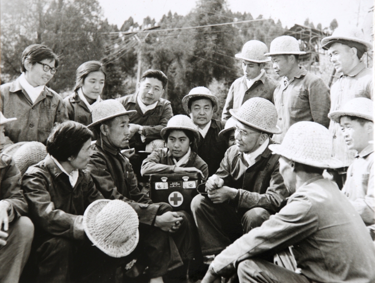 黄国俊（右三）、孙燕（最后一排中）.jpg
