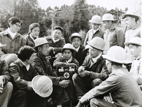 1975年3月，李冰、黄国俊等专家组来到个旧深入矿山调查了解云锡矿工肺癌发病情况，后排中为孙燕。.png