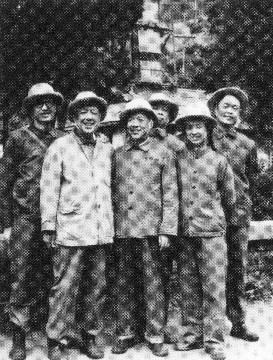践行总理嘱托，吴桓先（左二）、孙燕（右一）深入百里锡山调查.jpg