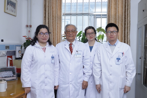 红河州肿瘤医院年轻医护人员与孙燕院士合影.jpg